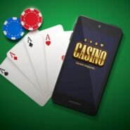 Smartphone avec écran casino, cartes et jetons de poker