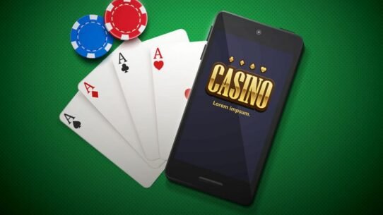Smartphone avec écran casino, cartes et jetons de poker