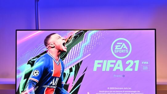 Écran affichant FIFA 21 sous une lampe bleue
