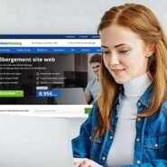 Femme souriante devant un ordinateur avec site d'hébergement web à l'écran