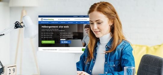 Femme souriante devant un ordinateur avec site d'hébergement web à l'écran