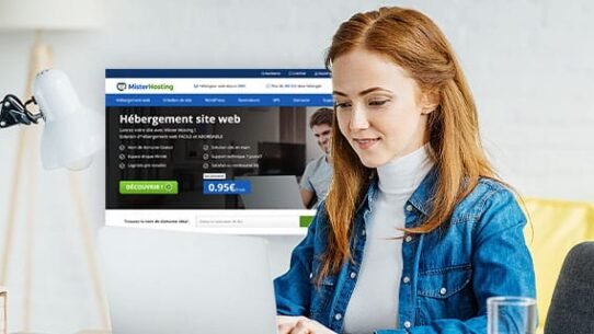 Femme souriante devant un ordinateur avec site d'hébergement web à l'écran