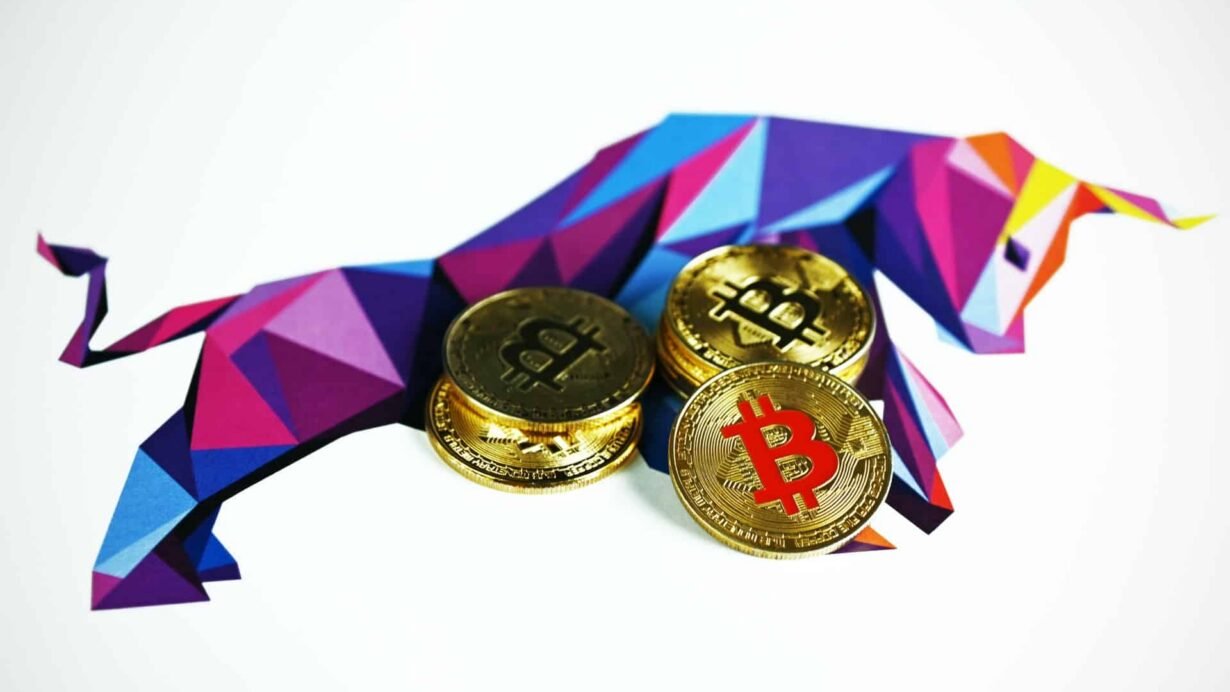 Pièces de bitcoin devant un taureau abstrait et coloré