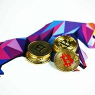 Pièces de bitcoin devant un taureau abstrait et coloré