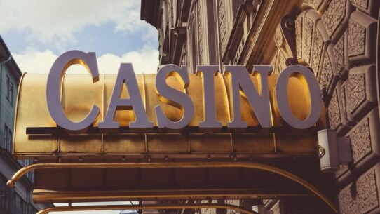 Enseigne de casino dorée et blanche sur une façade en ville