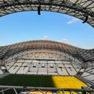 Vue intérieure du stade de Marseille avec ciel dégagé