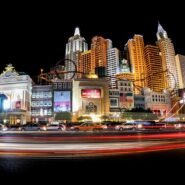 Panorama nocturne de Las Vegas avec bâtiments illuminés