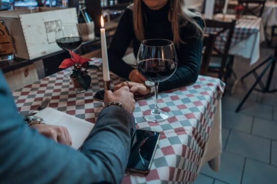 Un couple dînant dans un restaurant avec des verres de vin