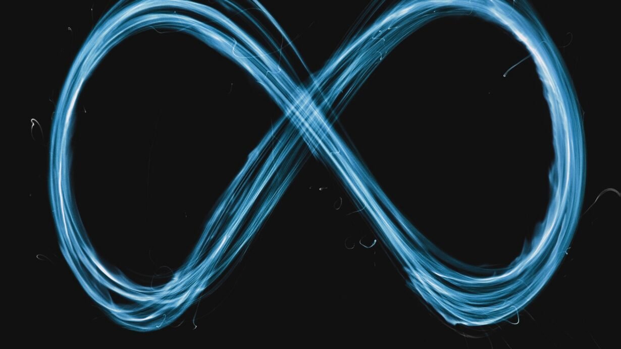 Symbole de l'infini bleu lumineux sur un fond noir