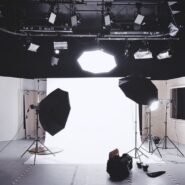 Studio photo avec éclairage professionnel et fond blanc