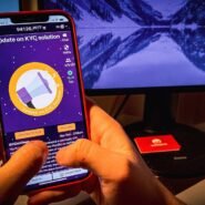 Personne consultant une mise à jour KYC sur un smartphone