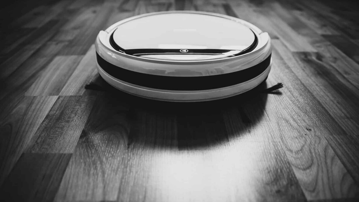 Aspirateur robot sur un sol en bois