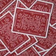 Cartes à jouer rouges avec motifs de serpents et feuilles