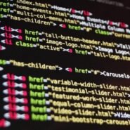 Écran affichant du code HTML coloré