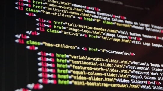 Écran affichant du code HTML coloré