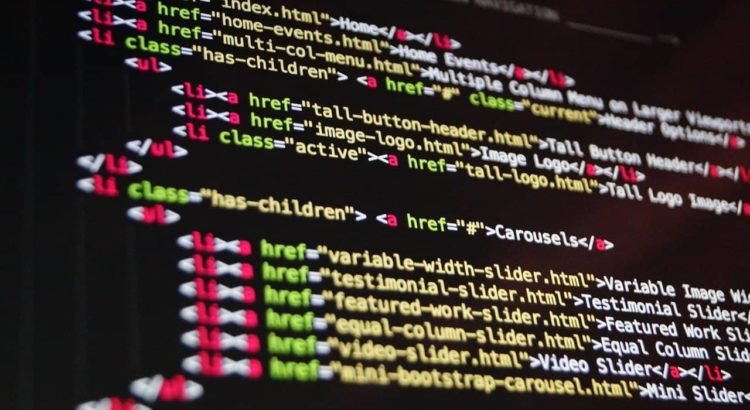 Écran affichant du code HTML coloré