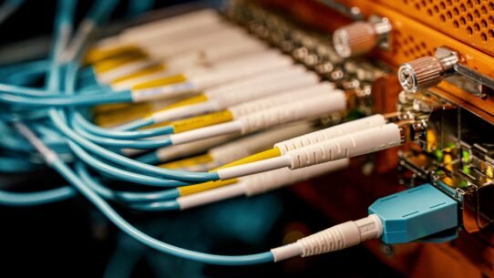 Câbles réseau connectés à un panneau de serveur