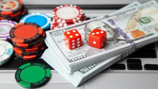 Jetons de casino et billets de banque sur un clavier