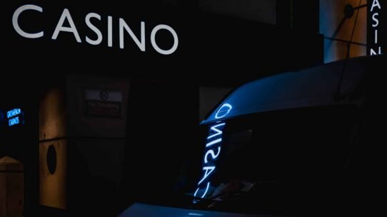 Enseigne lumineuse de casino visible dans l'obscurité