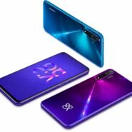 Trois smartphones avec des designs colorés et modernes