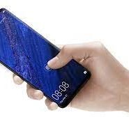 Main tenant un smartphone avec écran allumé