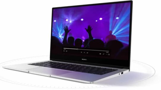 Ordinateur portable avec vidéo d'un concert en arrière-plan