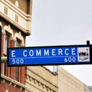 Panneau rue E Commerce avec feux de circulation à San Antonio