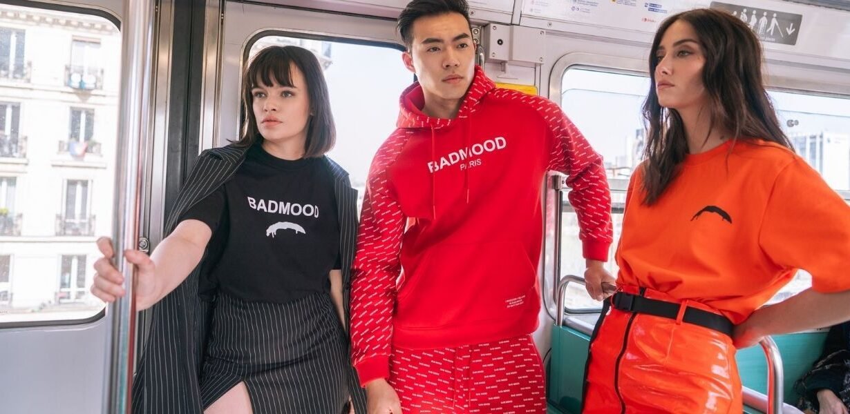 Trois personnes en tenues modernes dans un métro parisien