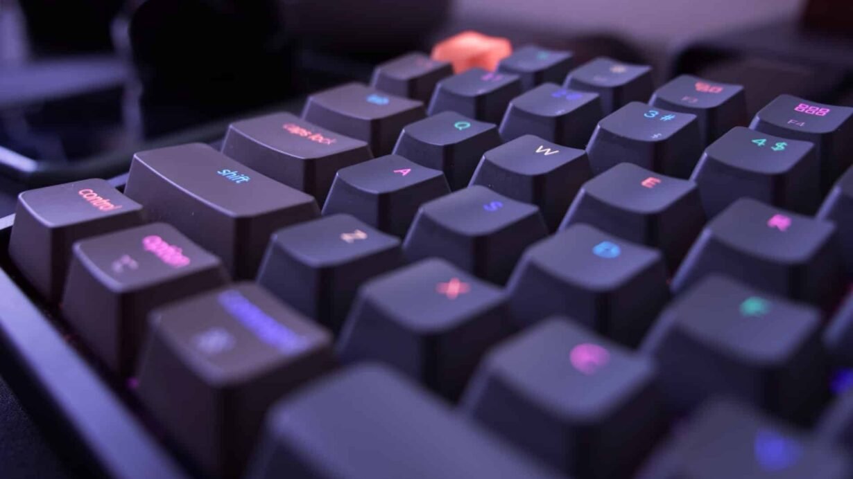 Clavier mécanique avec touches rétroéclairées colorées