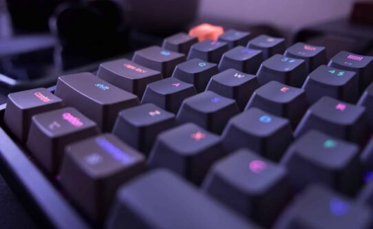 Clavier mécanique avec touches rétroéclairées colorées