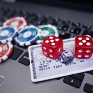 Dés et jetons de poker sur un clavier d'ordinateur