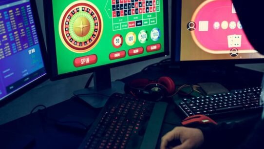 Trois écrans affichant des jeux de casino en ligne