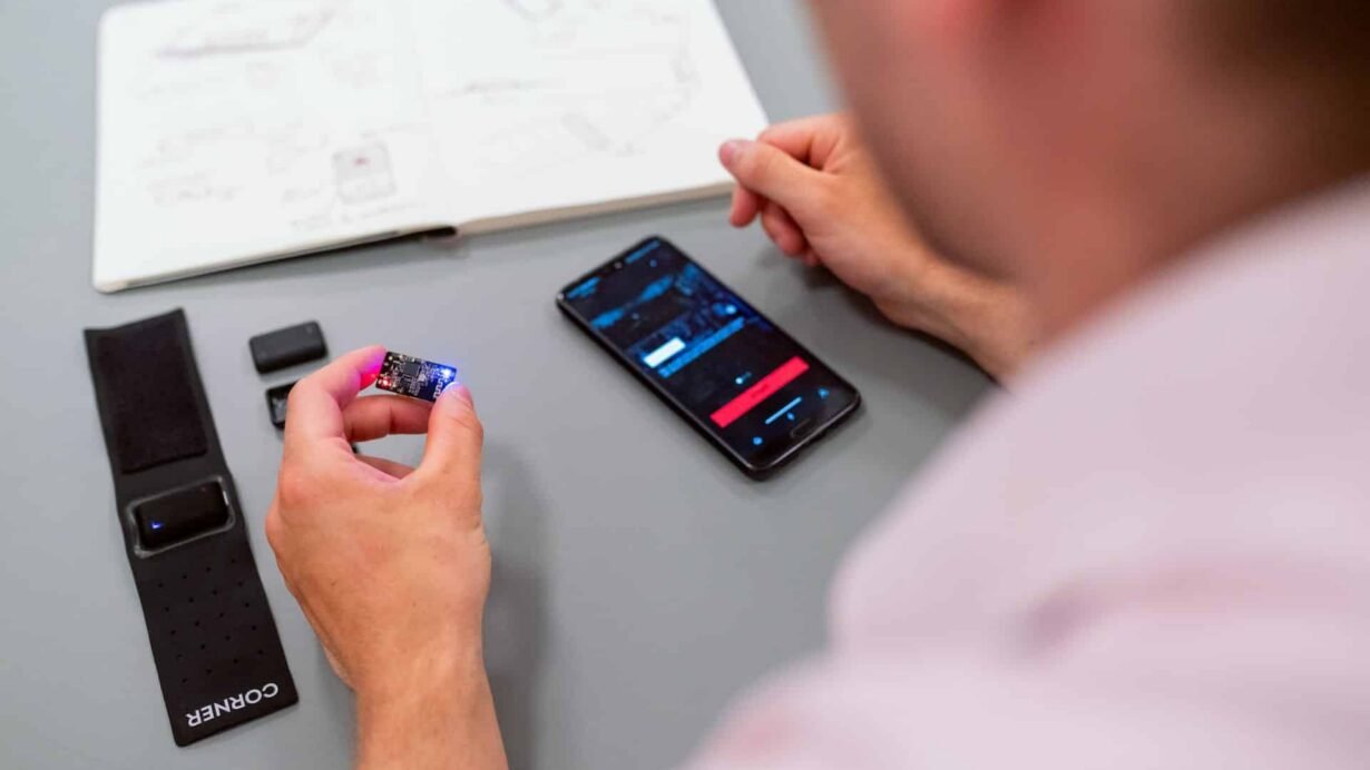 Personne utilisant un bracelet connecté avec un smartphone