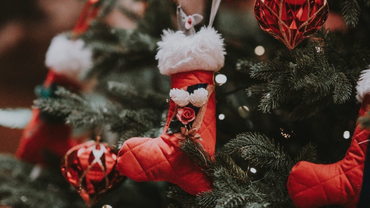 Sapin de Noël décoré avec des boules rouges et des chaussettes