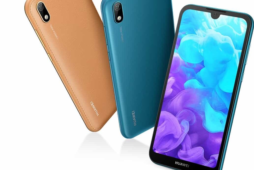 Trois smartphones en différents coloris, dont un avec écran allumé
