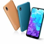 Trois smartphones en différents coloris, dont un avec écran allumé