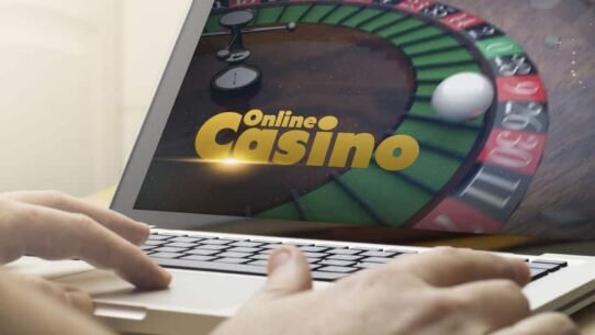 Personne jouant à un casino en ligne sur ordinateur portable