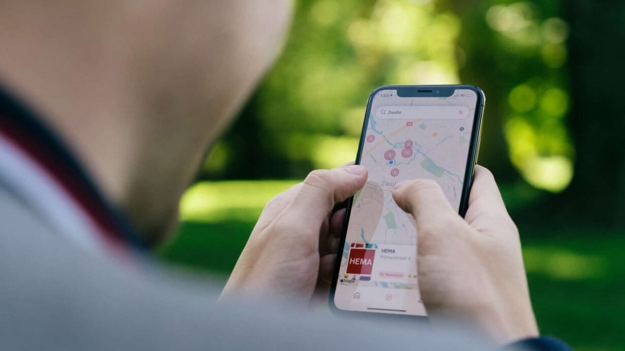 Personne utilisant une application de carte sur un smartphone