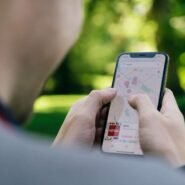 Personne utilisant une application de carte sur un smartphone