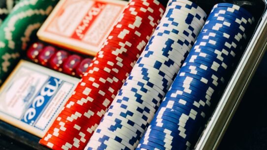 Coffret de jetons de poker multicolores avec cartes