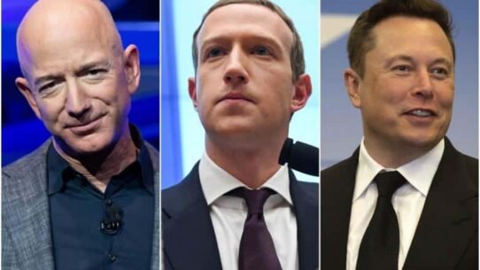 Trois hommes en costumes sur fond bleu