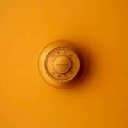 Thermostat circulaire sur fond orange