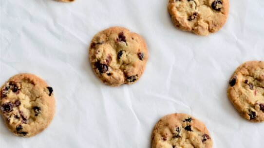 Cookies aux pépites de chocolat disposés sur un papier blanc