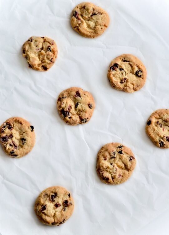 Cookies aux pépites de chocolat disposés sur un papier blanc