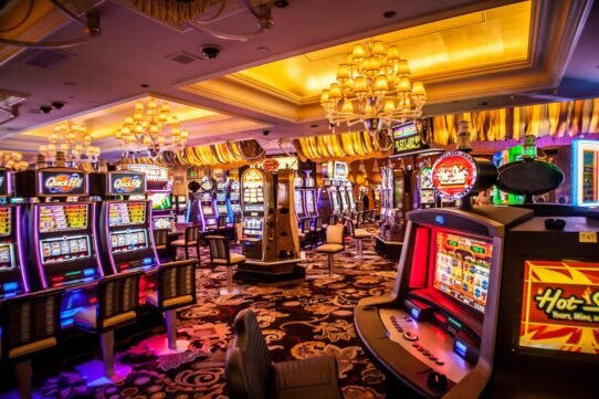 Salle de casino avec machines à sous illuminées