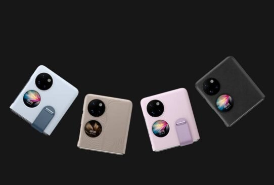 Quatre smartphones pliables avec écran circulaire sur fond noir