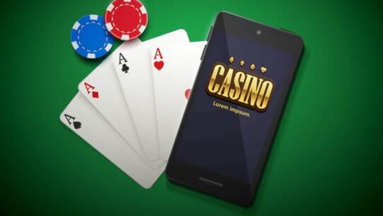 Cartes d'as et jetons de poker avec smartphone et logo casino