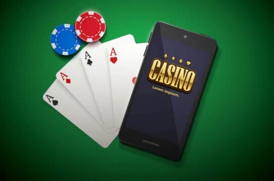 Cartes d'as et jetons de poker avec smartphone et logo casino