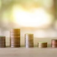 Piles de pièces de monnaie de différentes hauteurs