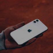 Main tenant un smartphone moderne sur fond flou